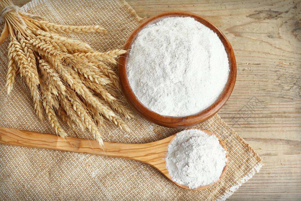 在碗里用木制的桌子，頂視圖上的小麥耳